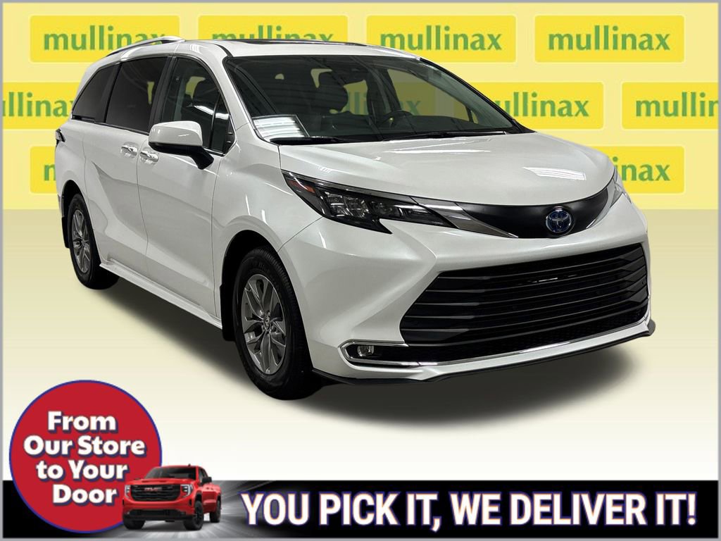 Used 2024 Toyota Sienna XLE FWD image 2