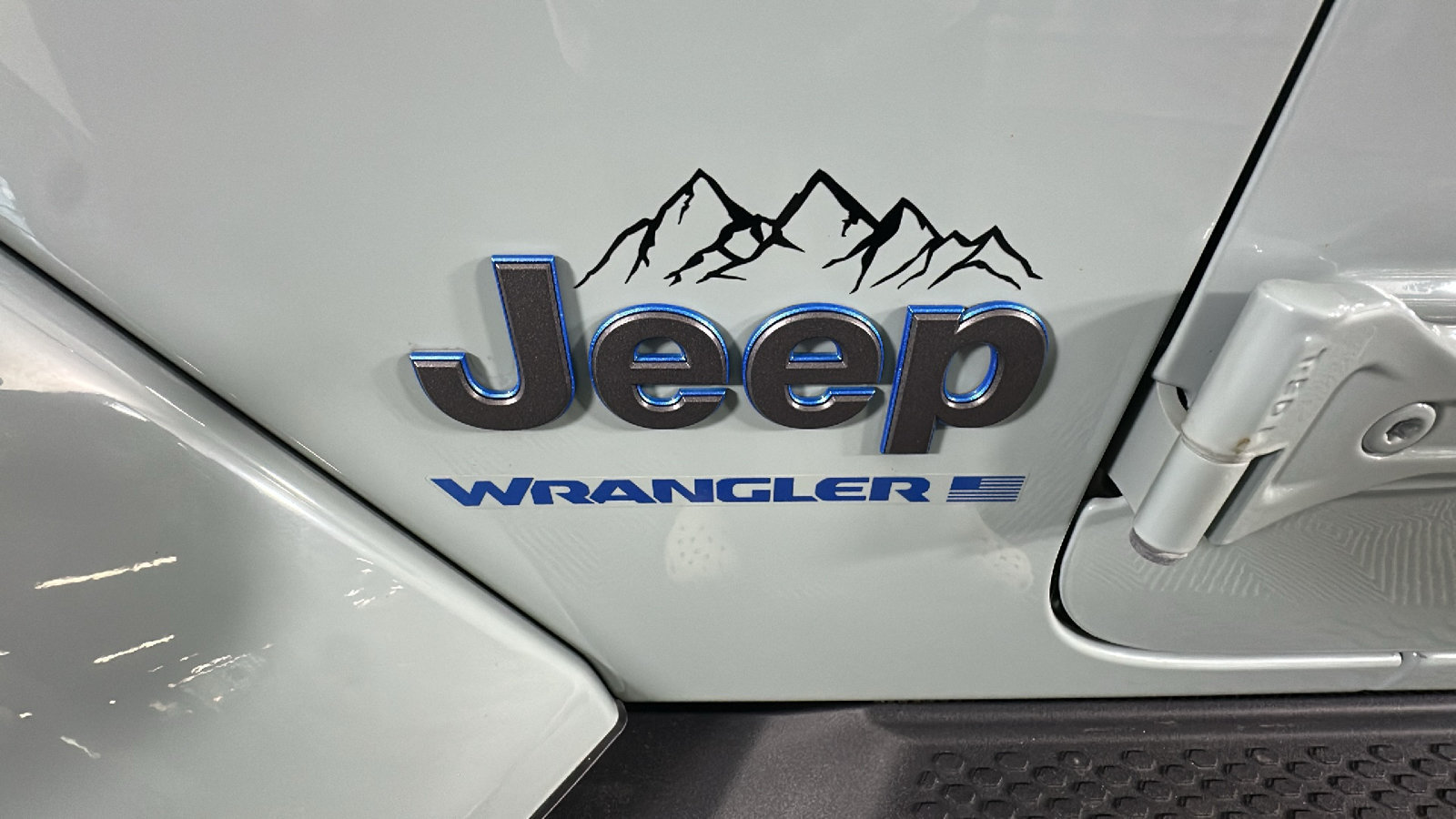 Used 2024 Jeep Wrangler Unlimited w/ Convenience Group AWD/4WD image 11