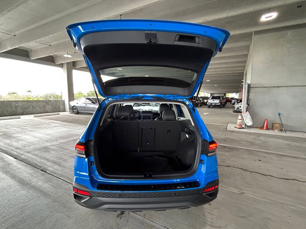 Used 2025 Volkswagen Taos SE image 41