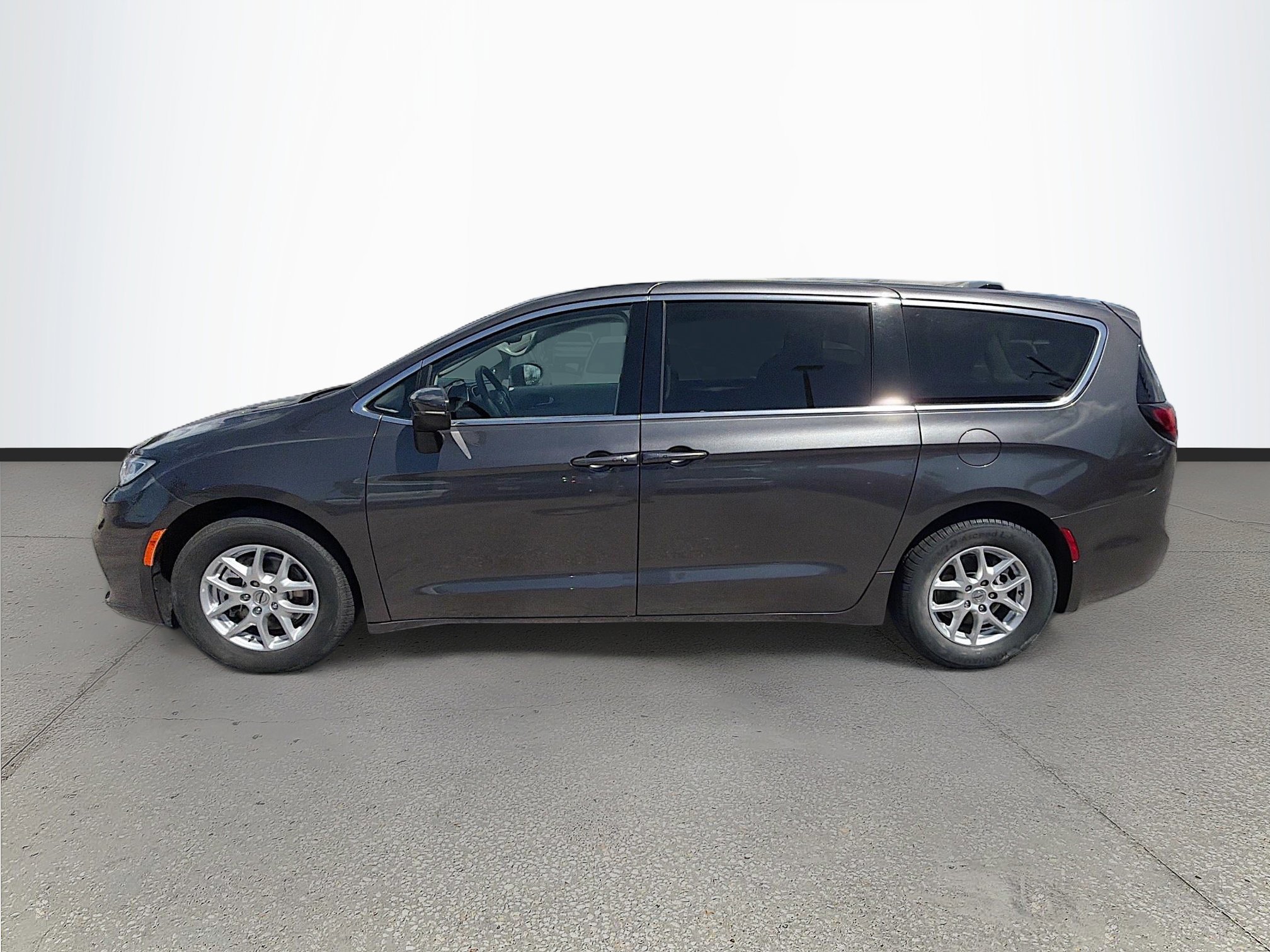 Used 2023 Chrysler Pacifica Touring-L image 7