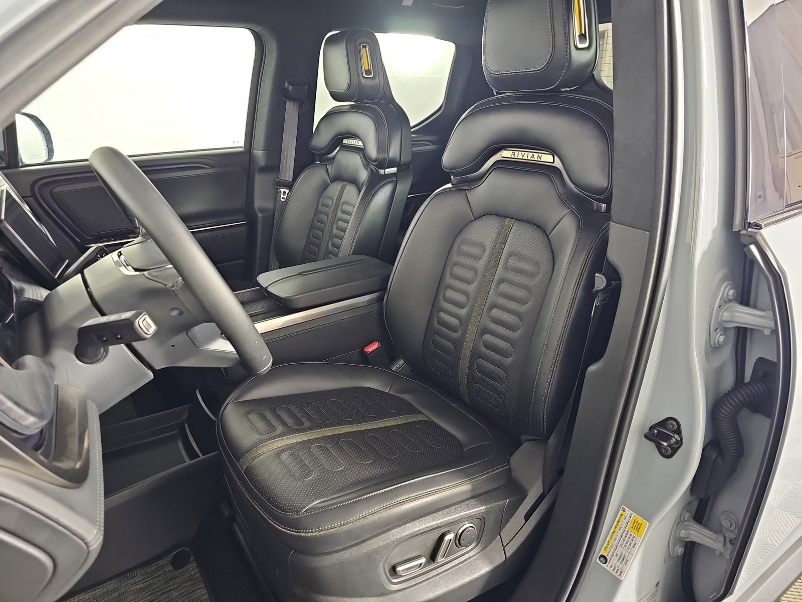 Used 2025 Rivian R1T Adventure image 20