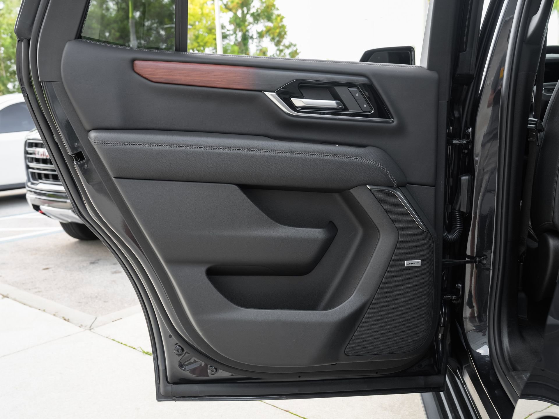 Used 2025 GMC Yukon Denali RWD image 31