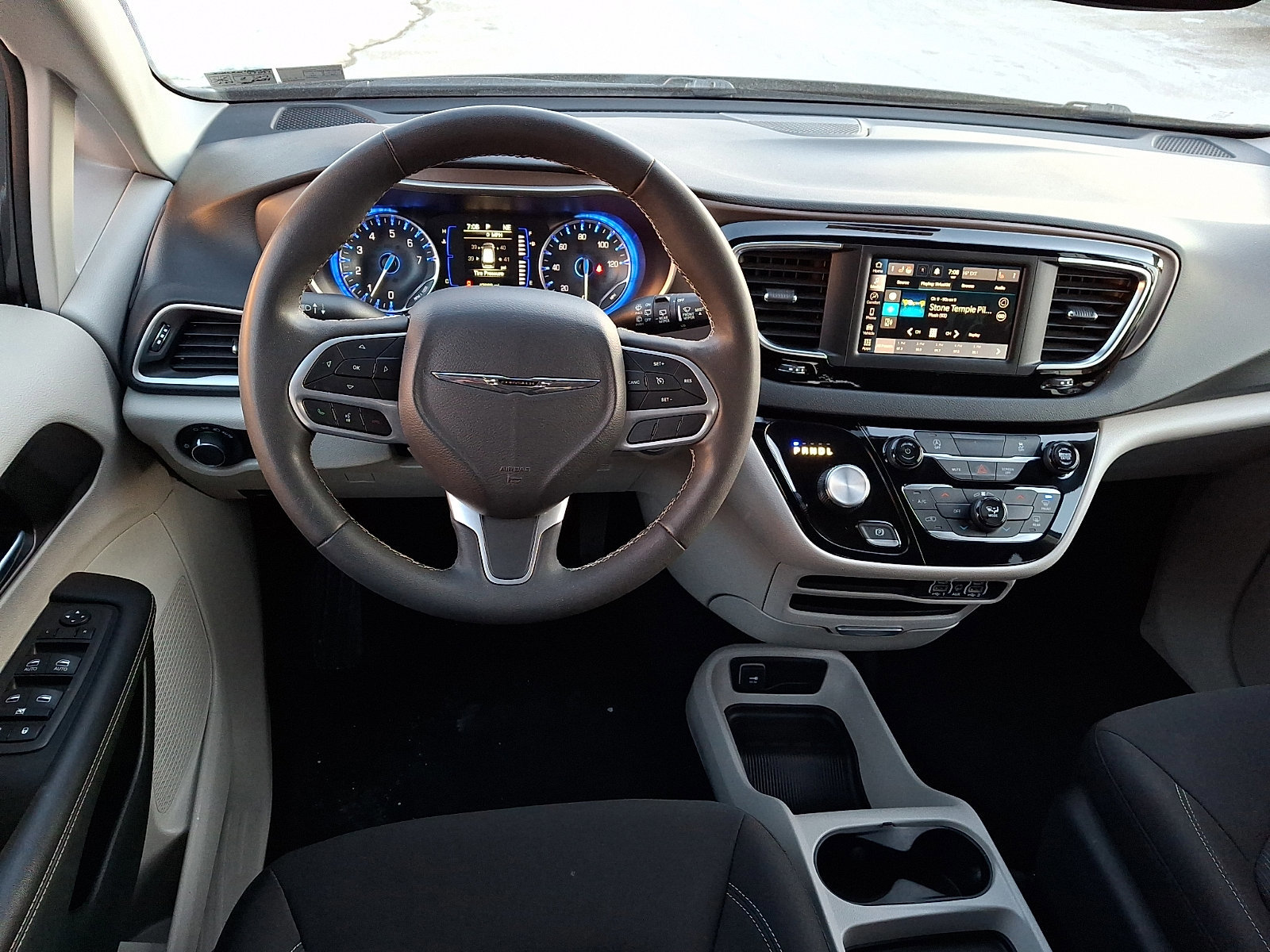 Used 2023 Chrysler Voyager LX FWD image 12