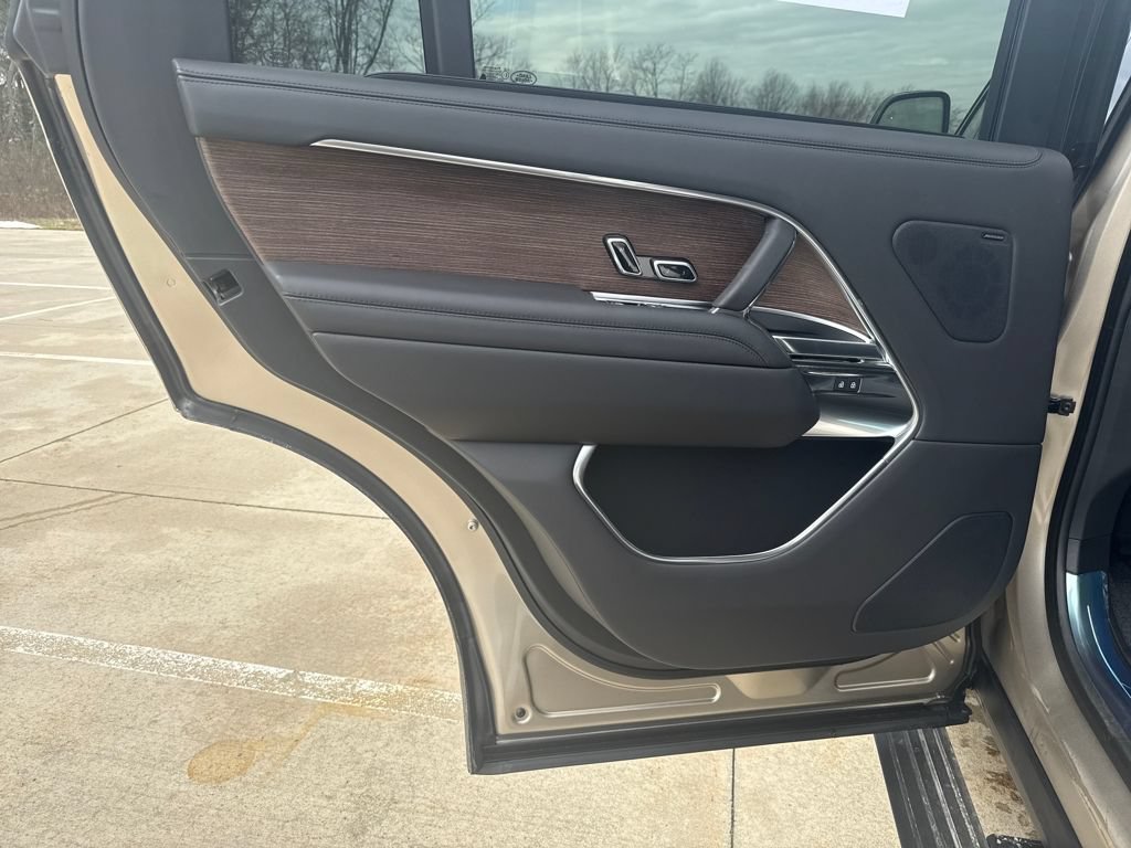 New 2026 Land Rover Range Rover Long Wheelbase SE AWD/4WD image 13