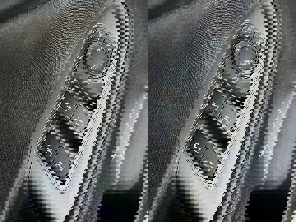 Used 2021 Chevrolet Malibu RS FWD image 28