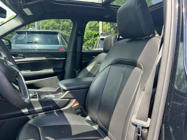 Used 2025 Jeep Grand Cherokee Limited w/ Luxury Tech Group II AWD/4WD image 3