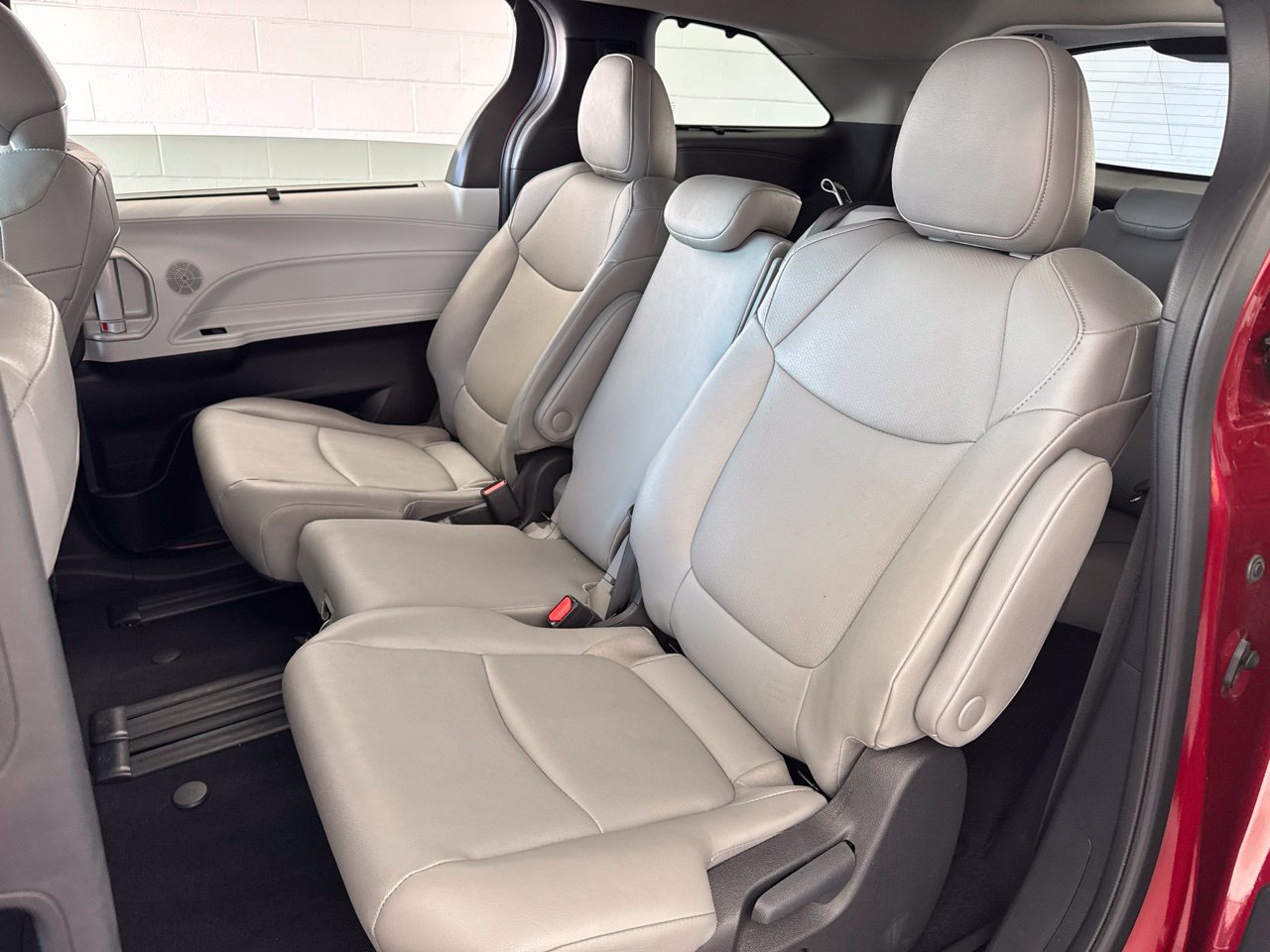 Used 2026 Toyota Sienna XLE FWD image 39
