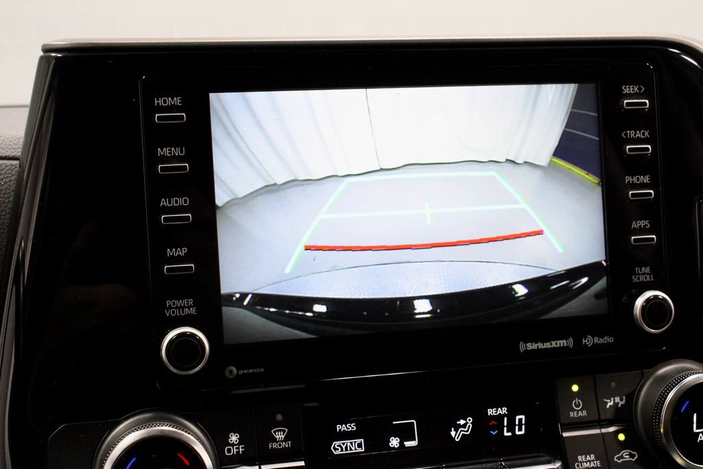 Used 2022 Toyota Highlander LE AWD/4WD image 2