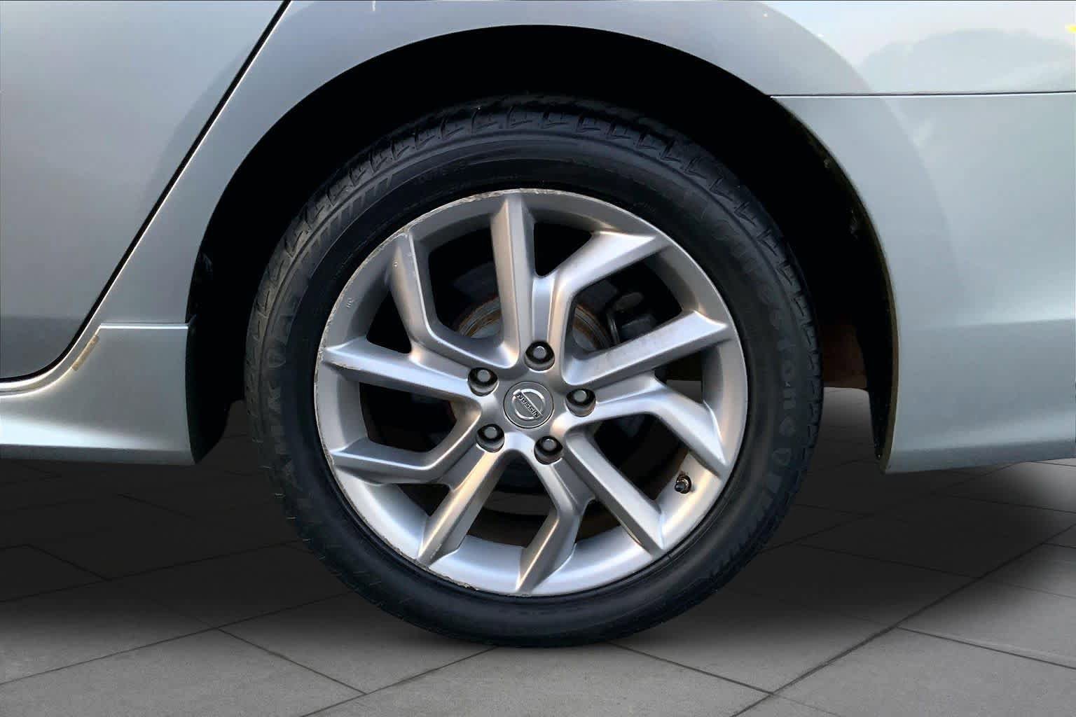 Used 2014 Nissan Sentra SR w/ SR Driver Package FWD image 11