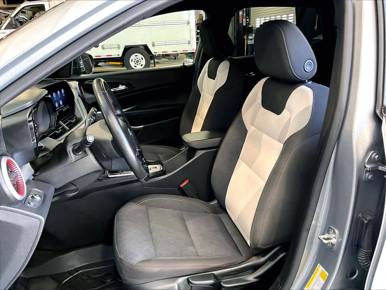 Used 2024 Chevrolet Trax RS FWD image 10