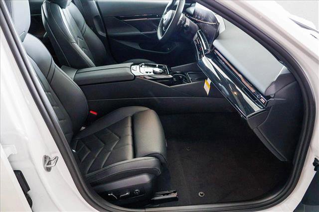 Used 2025 BMW 530i xDrive image 25