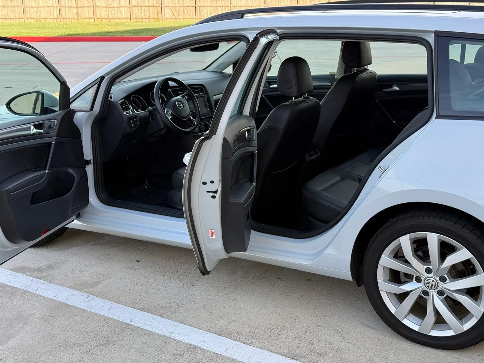 Used 2019 Volkswagen Golf SE FWD image 10