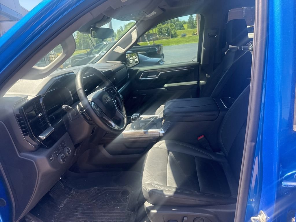 Used 2025 Chevrolet Silverado 1500 LT Trail Boss w/ Convenience Package II AWD/4WD image 4