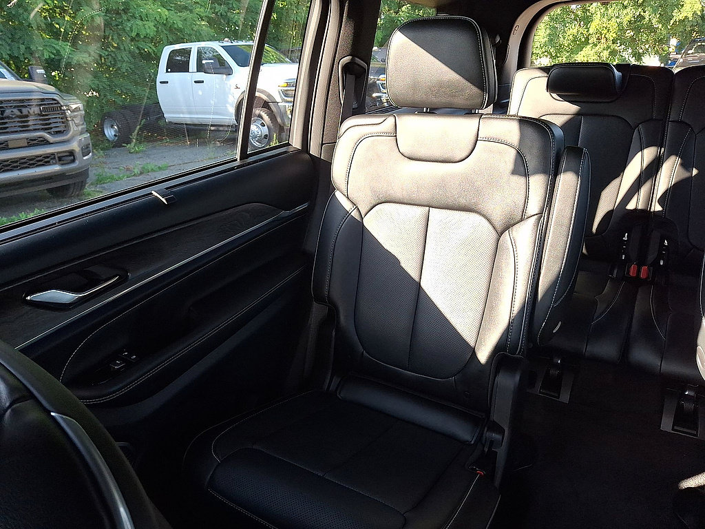 Certified 2025 Jeep Grand Cherokee L Overland w/ Advanced Protech Group III AWD/4WD image 12