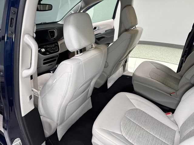Used 2018 Chrysler Pacifica Touring Plus FWD image 22