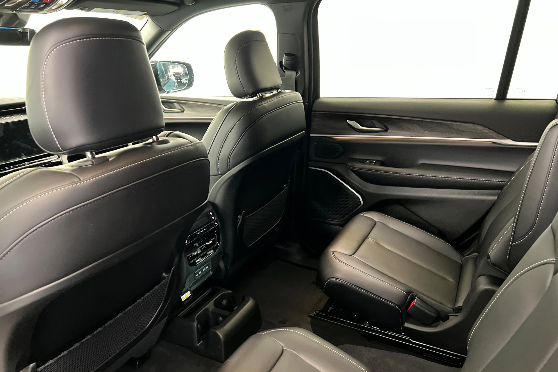 New 2026 Jeep Grand Cherokee L Limited w/ Limited Altitude Package AWD/4WD image 19