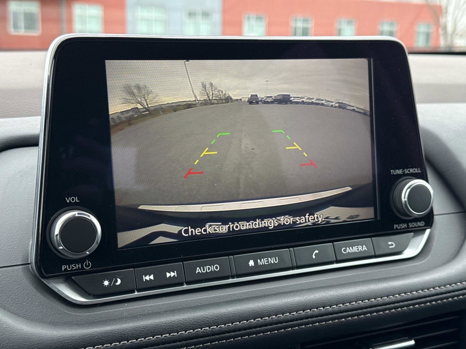 Used 2023 Nissan Rogue SV image 4