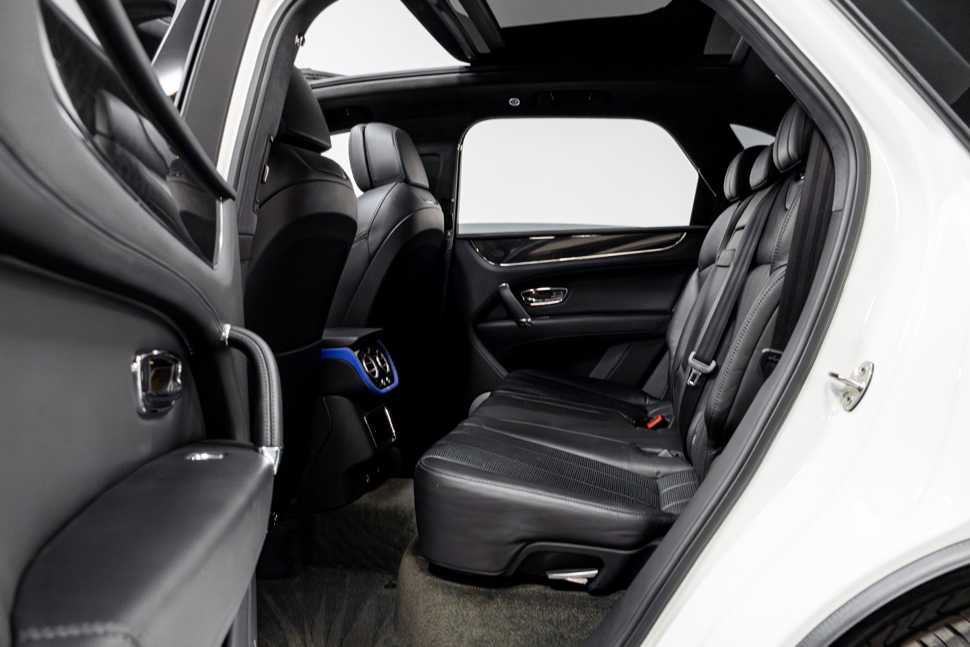 Used 2020 Bentley Bentayga Design Series image 35