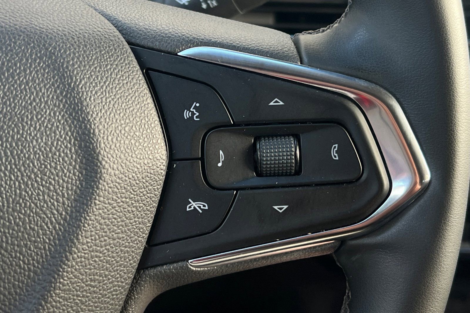 Used 2024 Chevrolet Trax LT w/ LT Convenience Package image 32