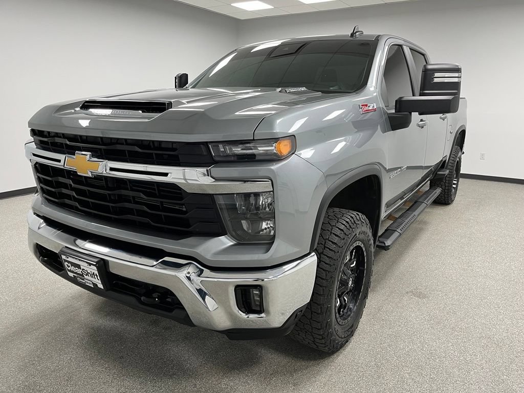 Used 2025 Chevrolet Silverado 2500 LT w/ Convenience Package AWD/4WD image 4