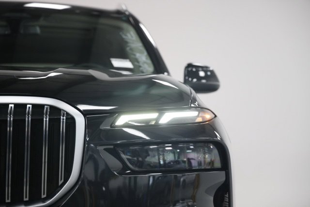 Used 2024 BMW X7 xDrive40i AWD/4WD image 3