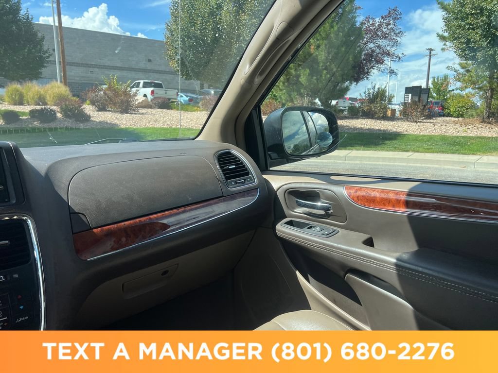 Used 2016 Chrysler Town & Country Touring FWD image 26