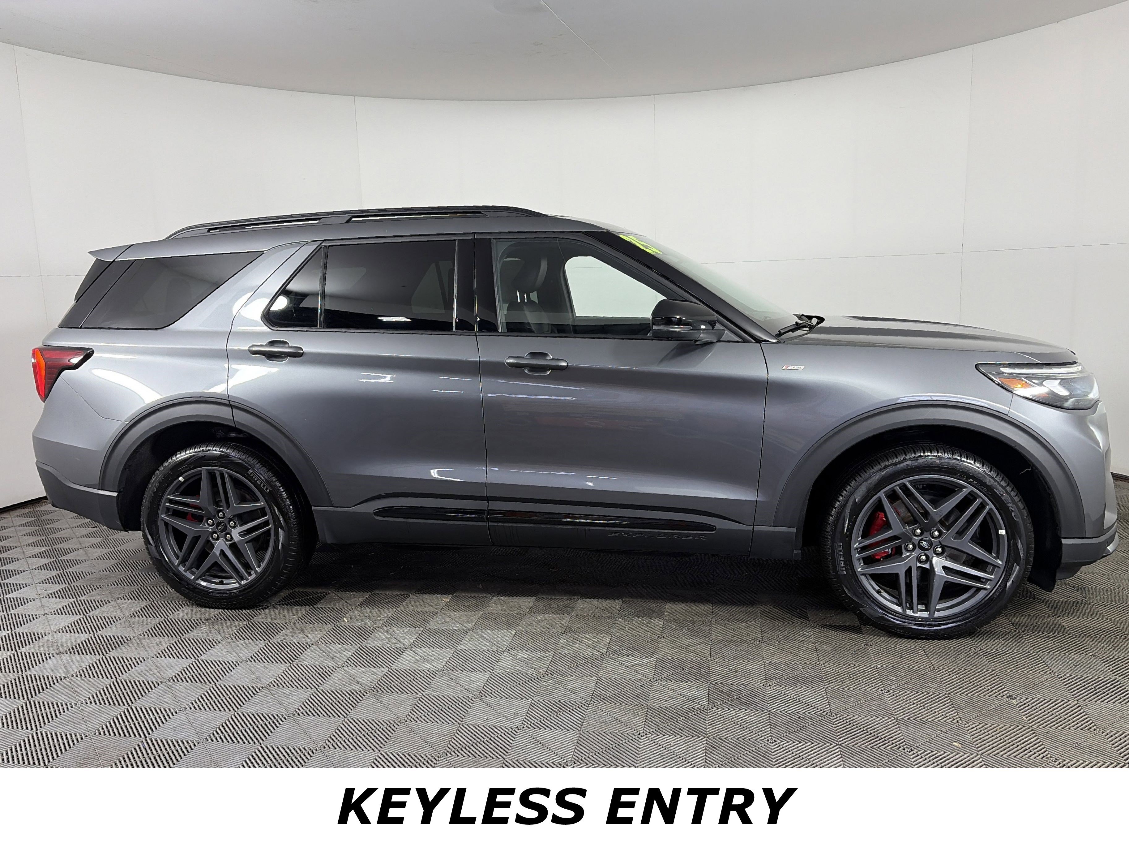 Used 2025 Ford Explorer ST-Line w/ ST-Line Street Pack image 7