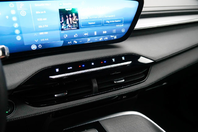 Used 2025 Buick Enclave Preferred FWD image 25