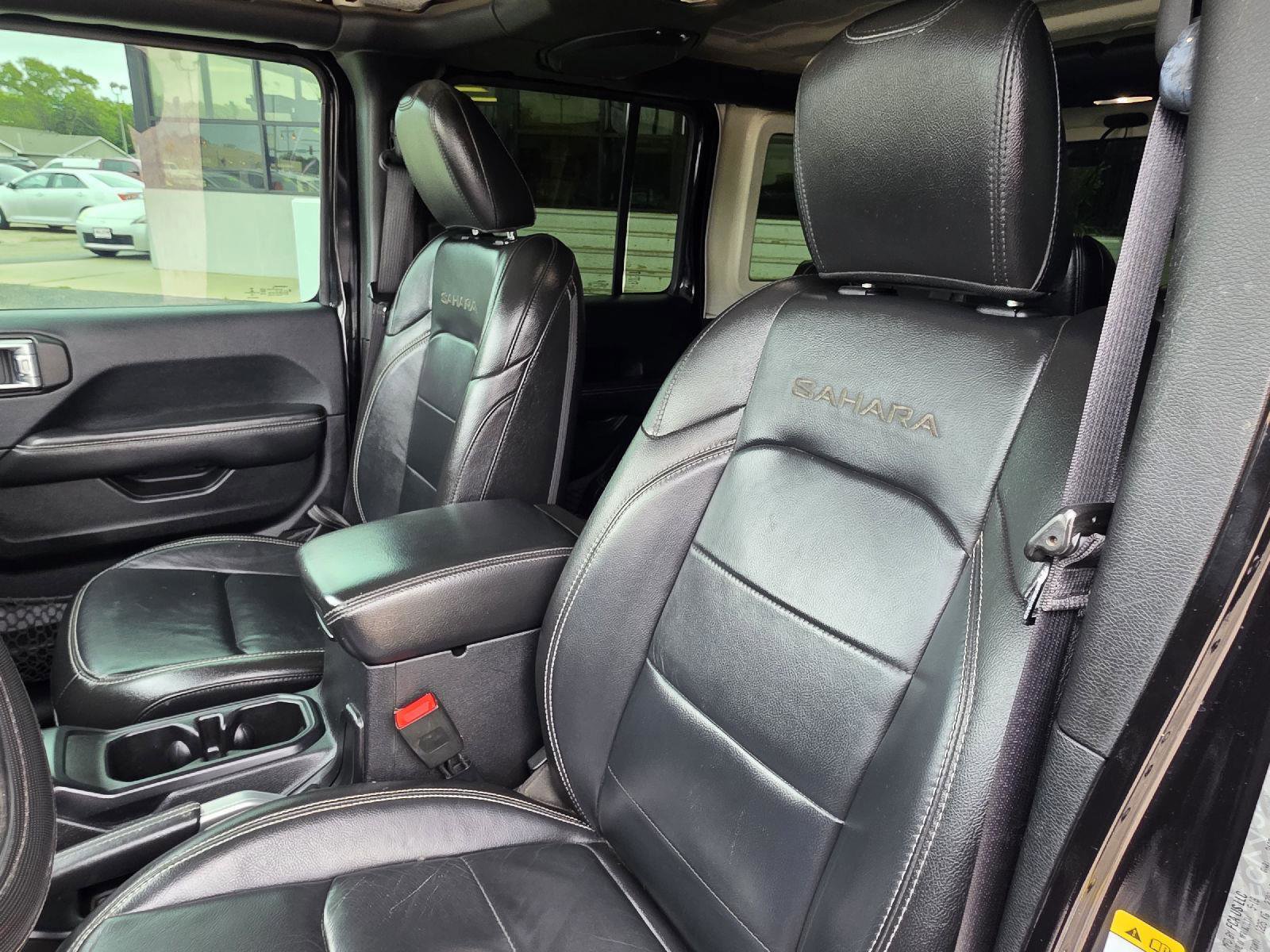 Used 2018 Jeep Wrangler Unlimited Sahara w/ Dual Top Group AWD/4WD image 31