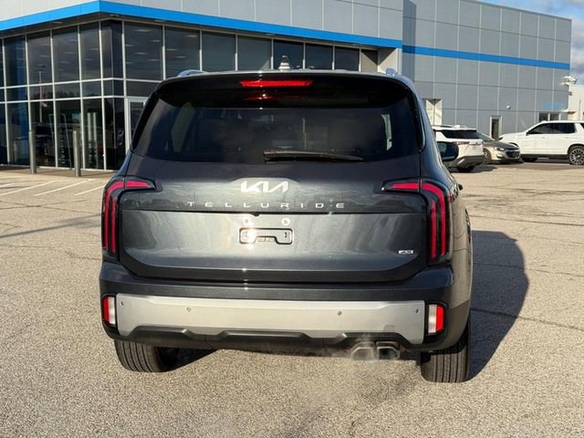 Used 2024 Kia Telluride EX w/ EX Captain's Chair Package image 4