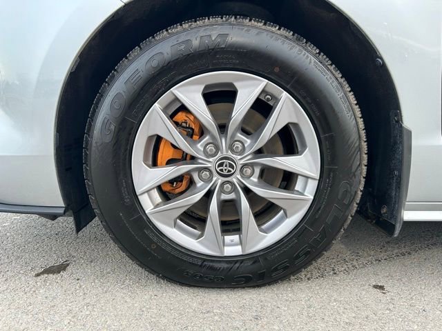 Used 2021 Toyota Sienna XLE image 11