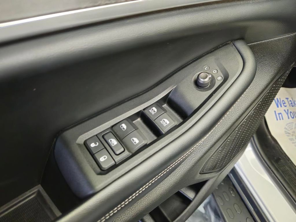 Used 2024 Jeep Grand Cherokee Limited w/ Luxury Tech Group II AWD/4WD image 3