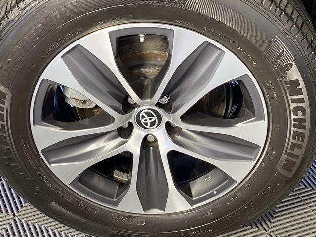 Used 2024 Toyota Highlander XLE AWD/4WD image 29