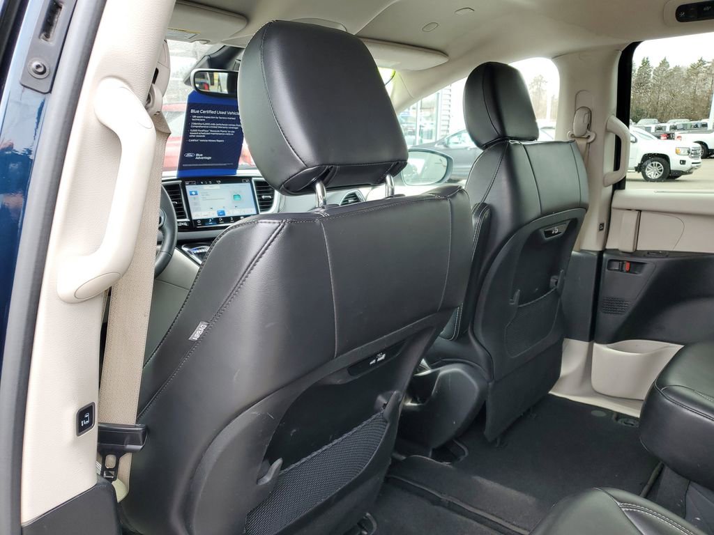 Used 2023 Chrysler Pacifica Touring-L image 29