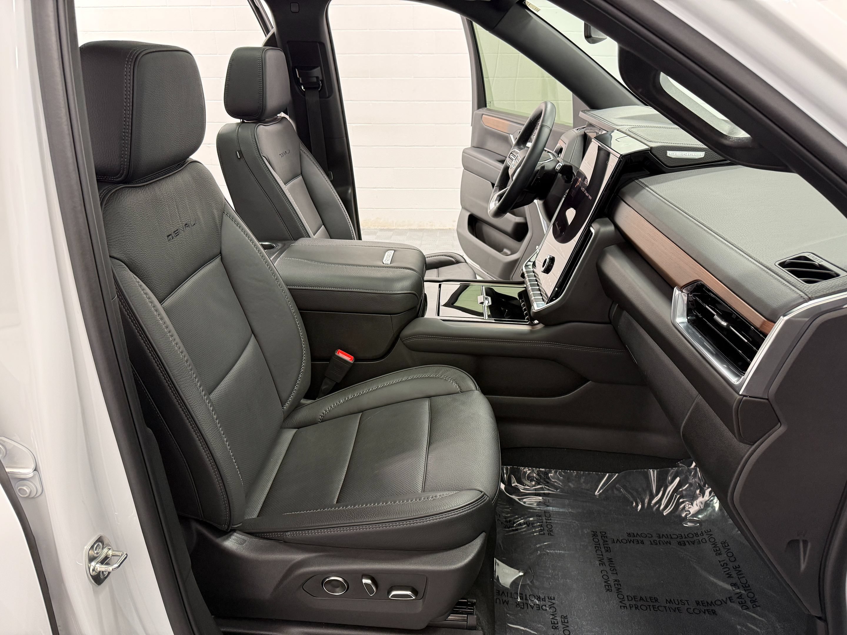 Used 2025 GMC Yukon Denali w/ Sun & Power Step Package AWD/4WD image 19