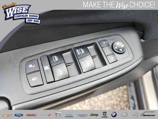 Used 2019 Jeep Cherokee Trailhawk w/ Comfort & Convenience Group AWD/4WD image 19