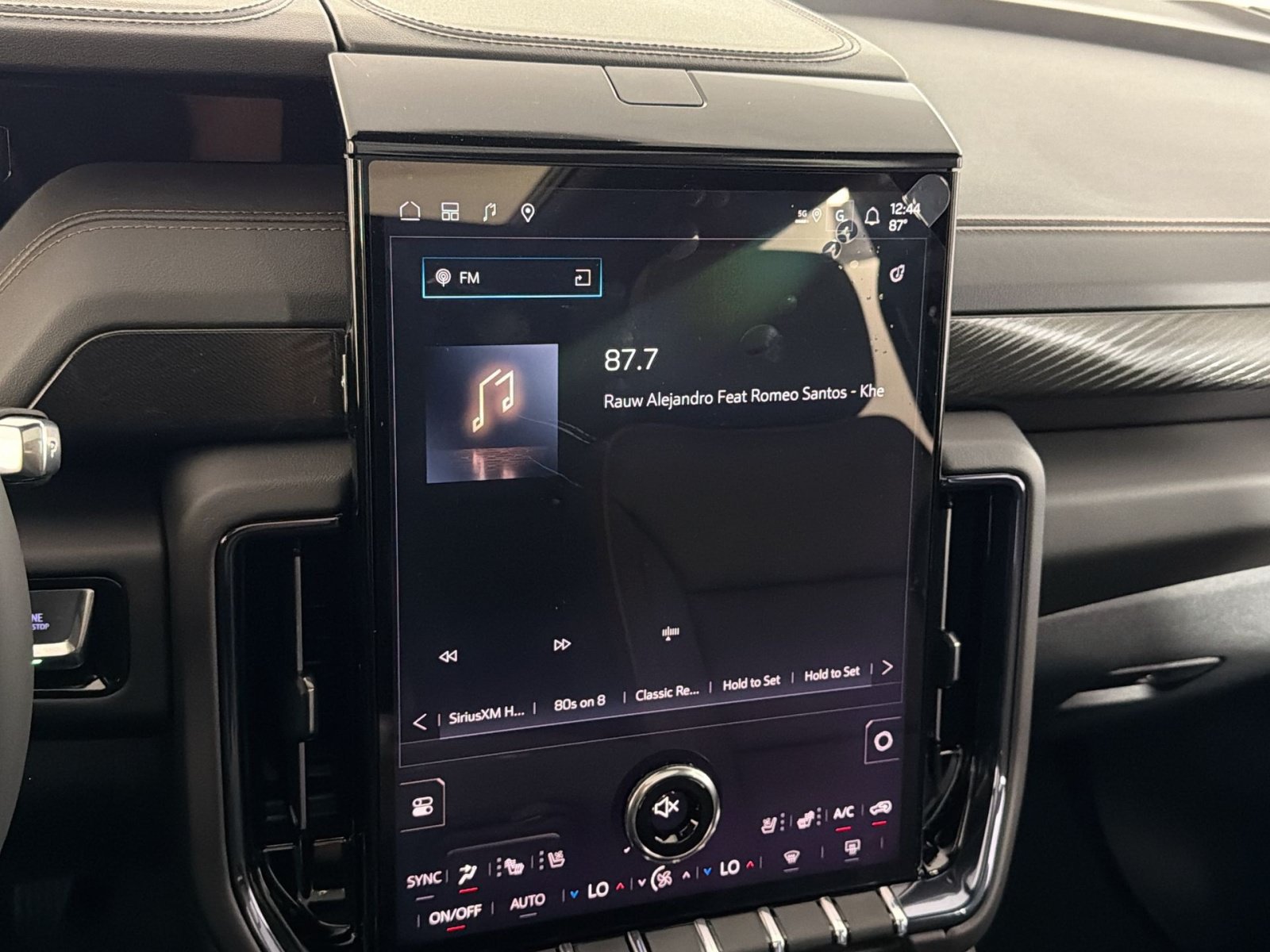 New 2026 GMC Yukon XL AT4 w/ AT4 Premium Plus Package AWD/4WD image 18
