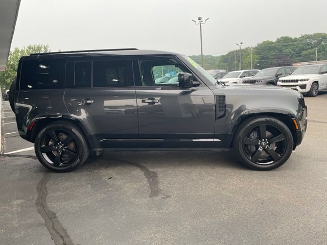 Used 2024 Land Rover Defender 110 X-Dynamic SE AWD/4WD image 4