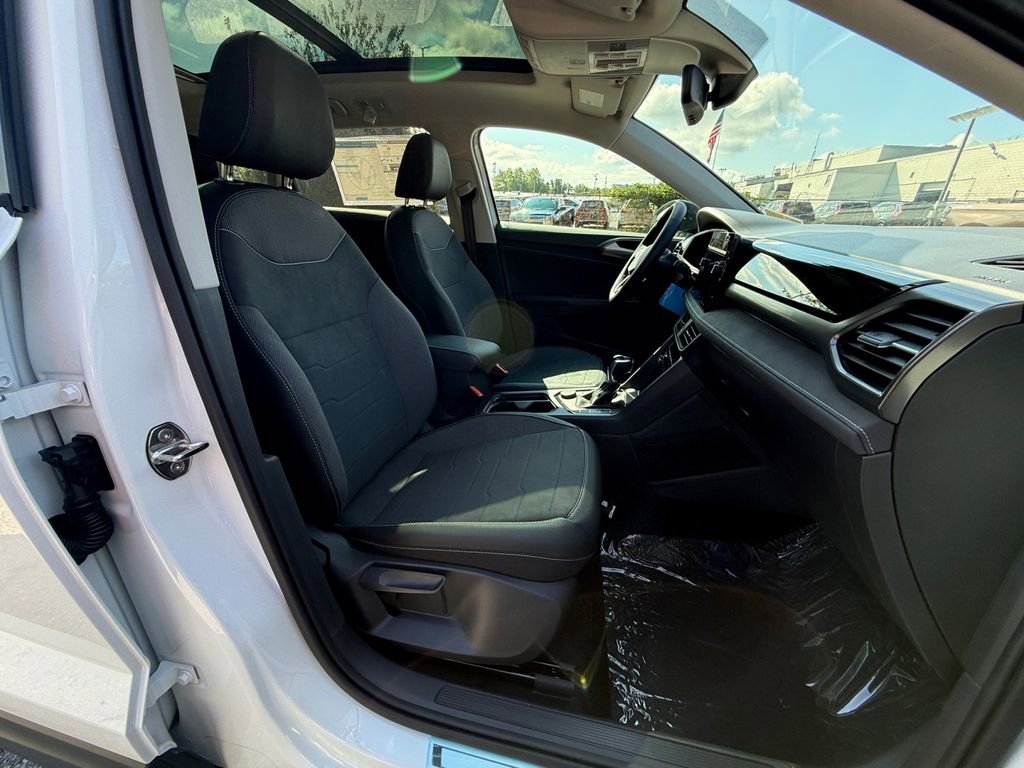 New 2025 Volkswagen Taos SE image 22
