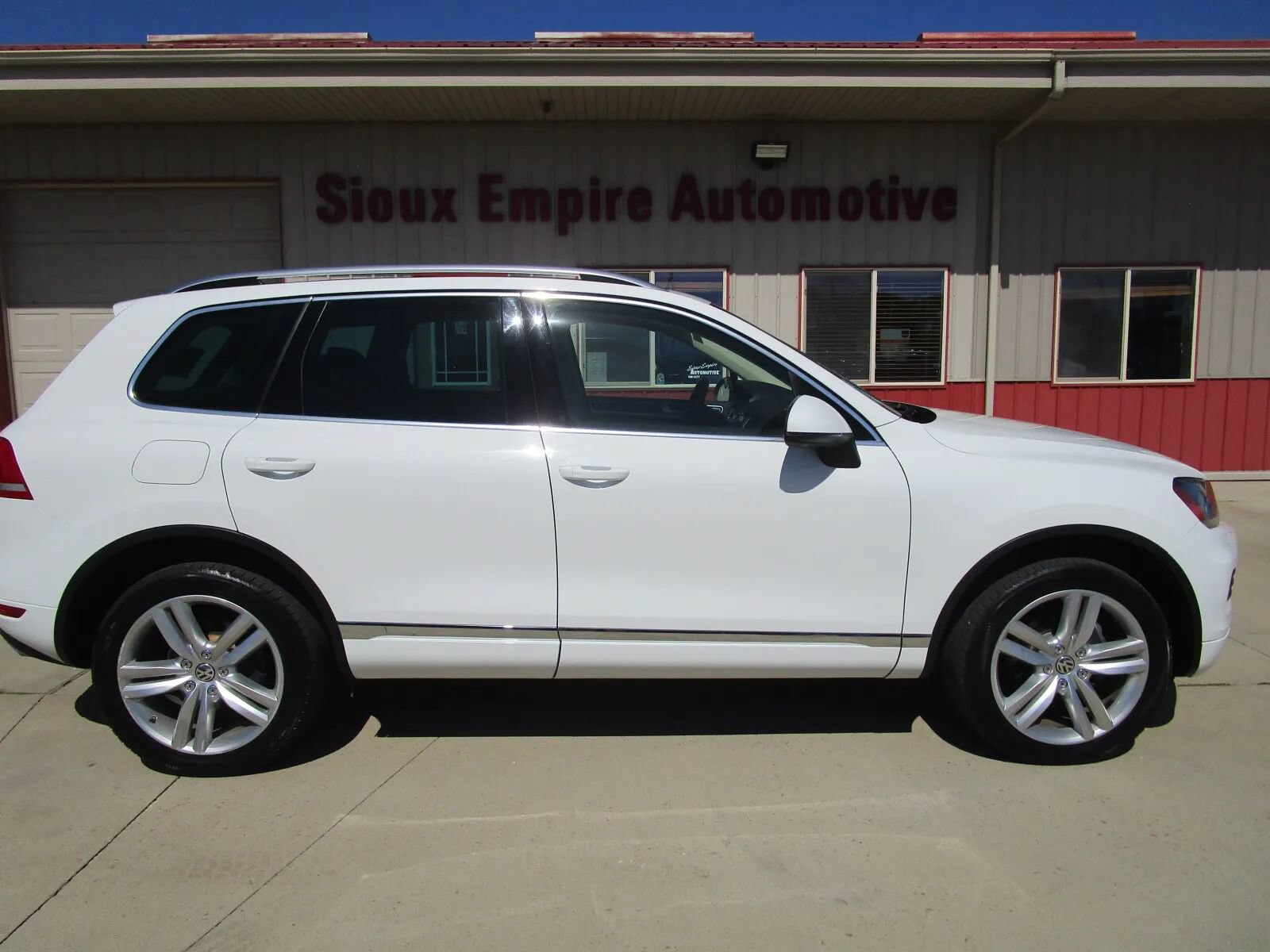 Used 2014 Volkswagen Touareg Executive AWD/4WD image 2