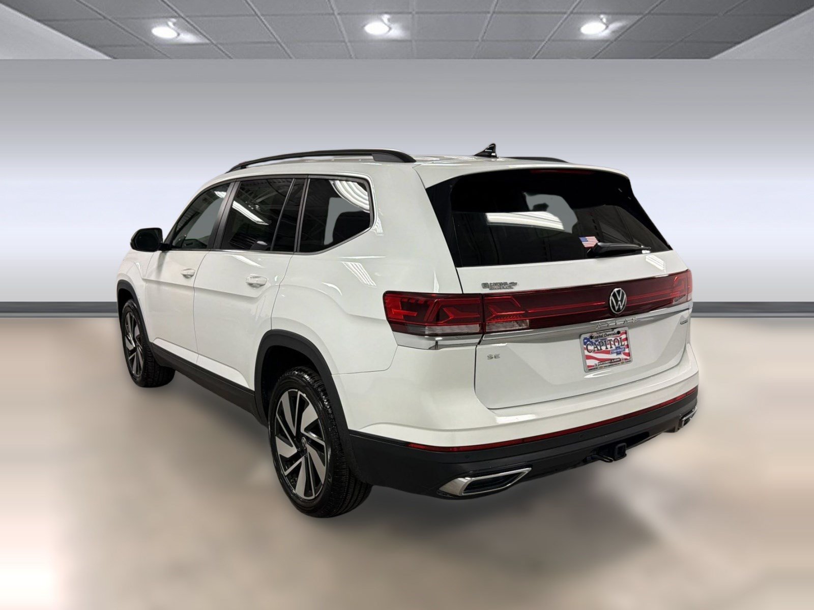 Used 2025 Volkswagen Atlas SE AWD/4WD image 2