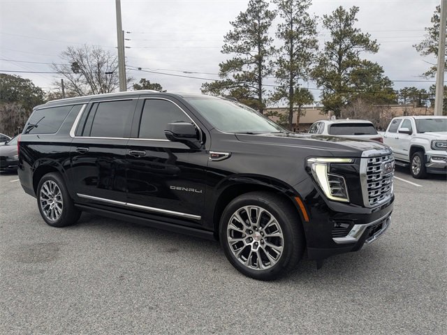 Used 2025 GMC Yukon XL Denali w/ Denali Reserve Package image 3