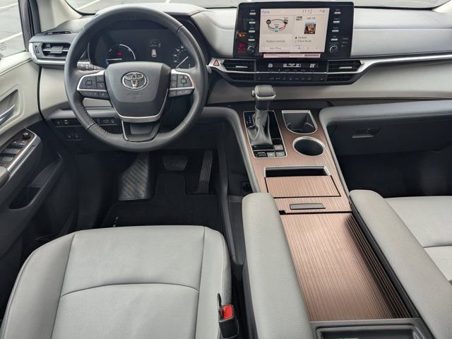 Used 2024 Toyota Sienna XLE FWD image 18