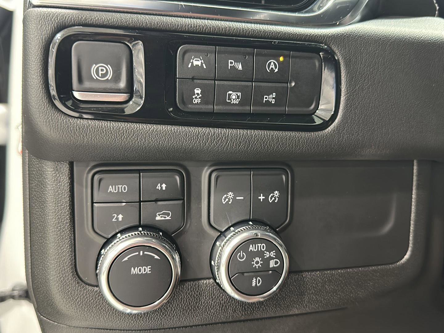 Used 2025 GMC Yukon XL Denali AWD/4WD image 16