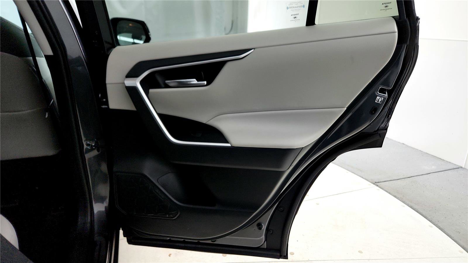 Used 2020 Toyota RAV4 XLE w/ Convenience Package image 16