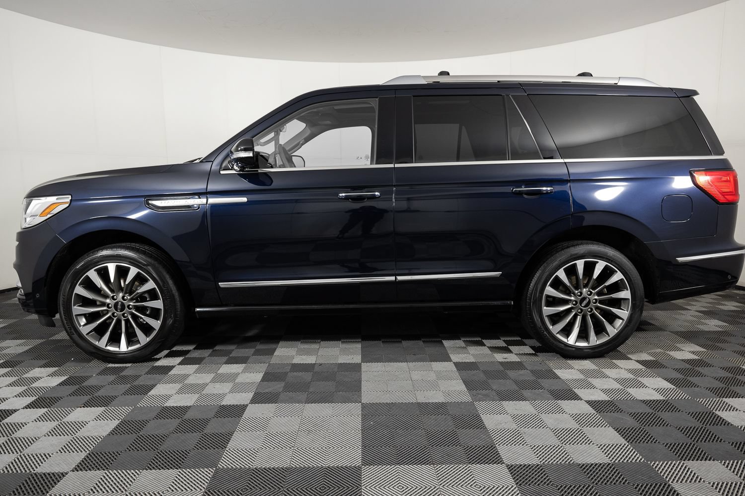 Used 2021 Lincoln Navigator Reserve w/ Cargo Convenience Package AWD/4WD image 3