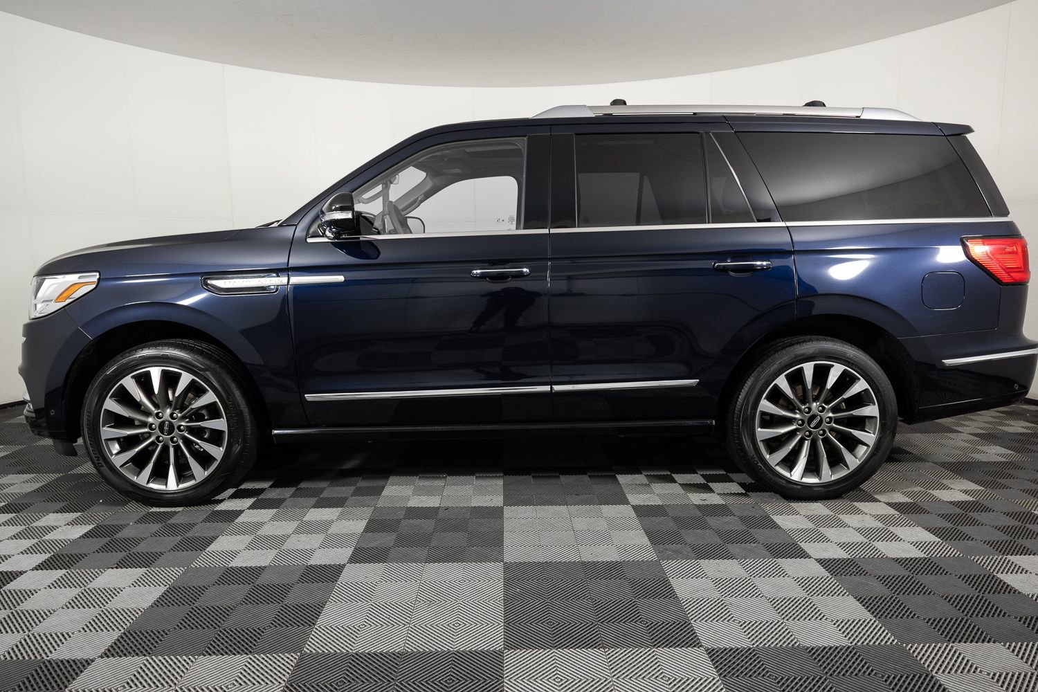 Used 2021 Lincoln Navigator Reserve w/ Cargo Convenience Package image 3