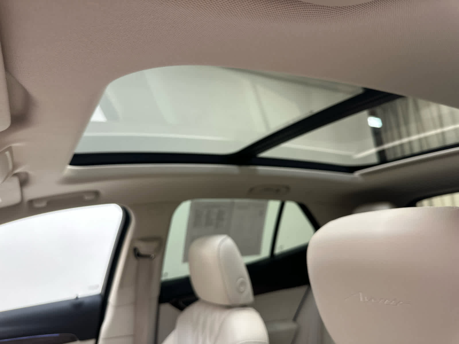 Used 2022 Buick Envision Avenir w/ Technology Package II image 32