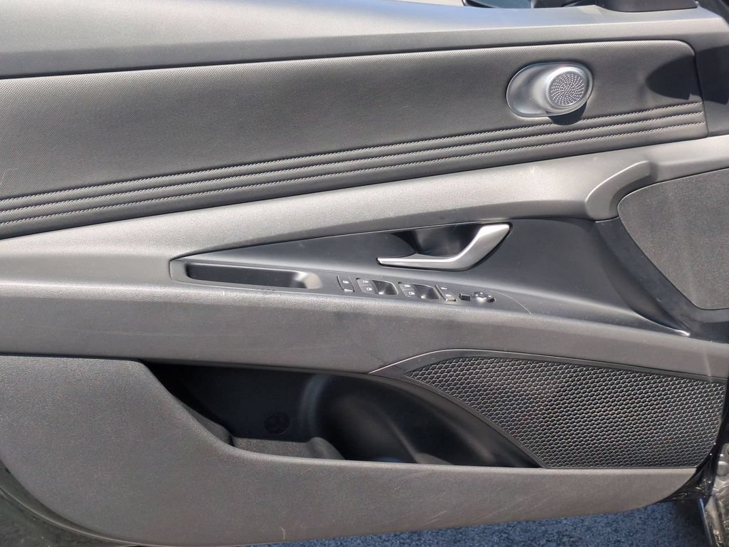 Used 2025 Hyundai Elantra SEL FWD image 11