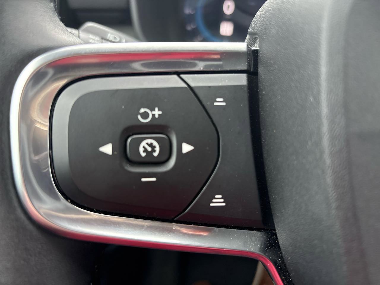 Used 2025 Volvo XC40 B5 Core image 11